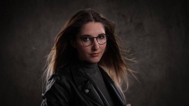 20 'li yaşlarının ortasında çekici bir kadının yakın plan fotoğrafı.