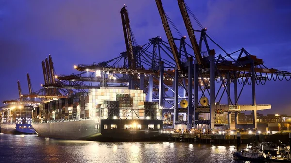 De indrukwekkende haven van Hamburg met zijn enorme containerterminals 's nachts - HAMBURG CITY, DUITSLAND - 10 mei 2021 — Stockfoto