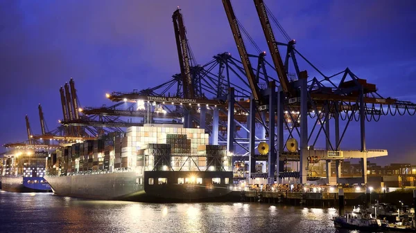Imponujący port w Hamburgu z ogromnymi terminalami kontenerowymi - HAMBURG CITY, NIEMCY - MAJ 10, 2021 — Zdjęcie stockowe