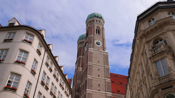 Münih 'teki en ünlü kilise - tarihi bölgedeki Frauenkirche Katedrali - MUNICH, GERMANY - 03 Haziran 2021 — Stok fotoğraf