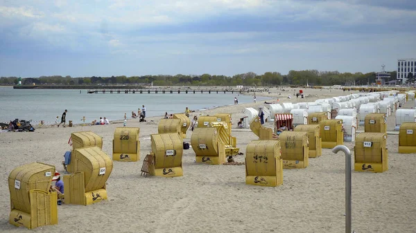 Пляжні кошики на узбережжі Балтійського моря - знаменитого Травемунде (Німеччина). — стокове фото