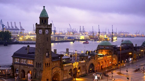Famoso St. Pauli Landungsbruecken al porto di Amburgo - splendida vista serale - CITTÀ DELL'AMBURGO, GERMANIA - 10 MAGGIO 2021 — Foto Stock
