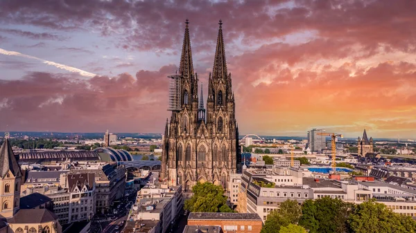 Кельнський собор - іконічна церква в центрі міста - краєвид з повітря - CITY OF COLOGNE GERMANY - 25 липня 2021 — стокове фото