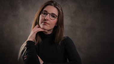 Stüdyoda genç ve çekici bir kadınla fotoğraf çekimi.