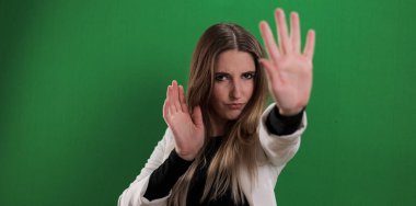 Genç ve güzel bir kadın kulaklıkla müzik dinliyor.