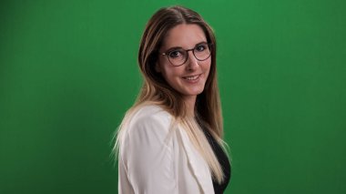 20 'li yaşlarının ortasında genç ve güzel bir kadın kameraya gülüyor.