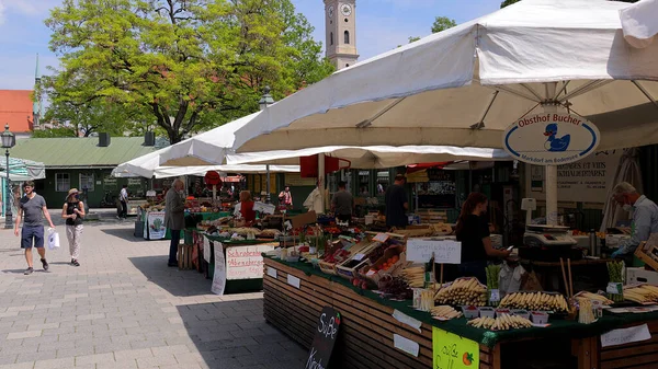 Beroemd marktplein in München genaamd Viktualienmarkt in het centrum van de stad - MUNICH, DUITSLAND - JUNI 03, 2021 — Stockfoto