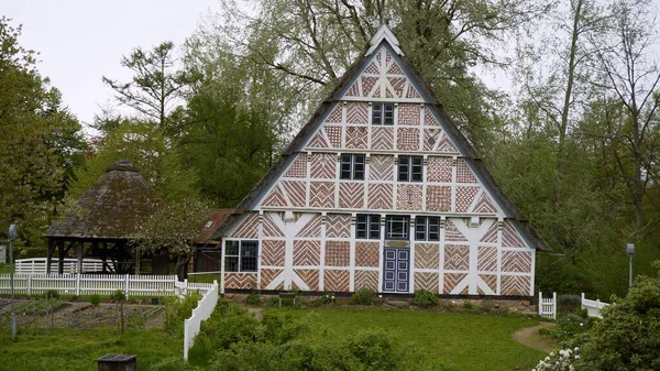 Tipiche vecchie case di campagna nella città di Stade nel nord della Germania — Foto Stock