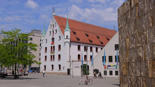 Münih 'te Sinagog ve Yahudi Müzesi olan St Jacob Meydanı - MUNICH, Almanya - 03 Haziran 2021