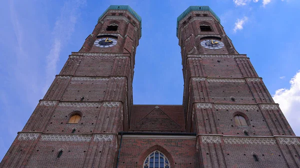 L'église la plus célèbre de Munich - la cathédrale Frauenkirche dans le quartier historique - photographie de voyage — Photo