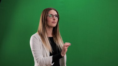 Genç bir kadın büyük hayali bir dokunmatik ekrana dokunuyor.