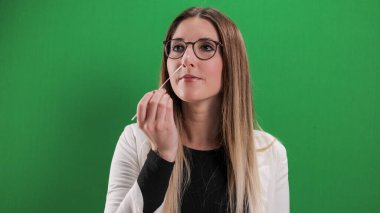 Corona Antijen Kendi Kendini Test Ediyor - Genç bir kadın Covid-19 kendi kendini test ediyor