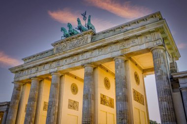 Berlin 'deki Brandenburg Kapısı' nın adı Brandenburger Tor.