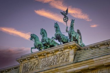 Berlin 'in ünlü Brandenburg kapısındaki Quadriga heykeli Brandenburger Tor