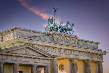 Berlin 'in ünlü Brandenburg kapısındaki Quadriga heykeli Brandenburger Tor