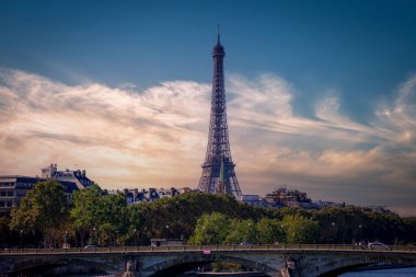 Paris - Eyfel Kulesi Alexandre III Köprüsü'nden görüntülemek