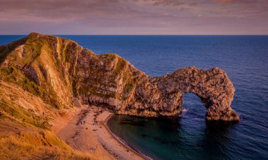 İngiltere 'nin ünlü Durdle Kapısı - Gün batımı manzarası