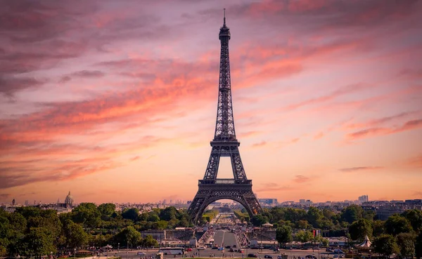 Διάσημος Πύργος του Άιφελ στο Παρίσι - πιο διάσημο ορόσημο στην πόλη — Φωτογραφία Αρχείου