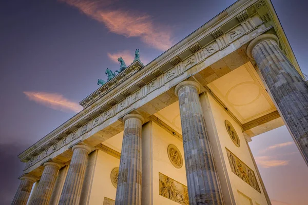 Słynna Brama Brandenburska w Berlinie o nazwie Brandenburger Tor — Zdjęcie stockowe