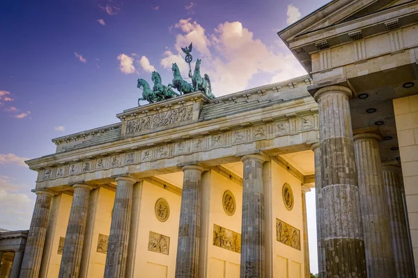Berlin 'deki Brandenburg Kapısı' nın adı Brandenburger Tor.