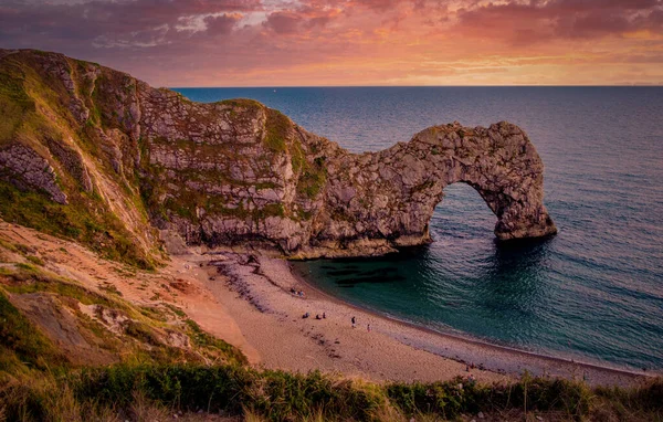 İngiltere 'nin ünlü Durdle Kapısı - Gün batımı manzarası