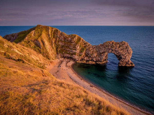 İngiltere 'nin ünlü Durdle Kapısı - Gün batımı manzarası