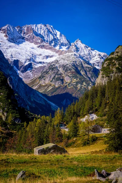 Le Alpi svizzere - vista mozzafiato sulle montagne della Svizzera — Foto Stock