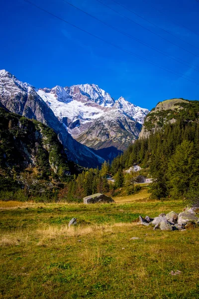 Los Alpes Suizos - vista increíble sobre las montañas de Suiza —  Fotos de Stock