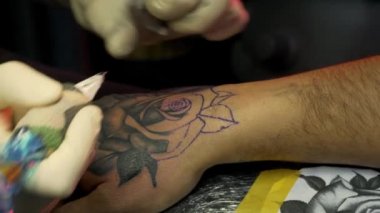 Dövme seansının yakın çekimi - bir stüdyoda dövme yaptırmak