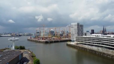 Limandaki Hamburg 'daki modern Harbour City bölgesinde hava manzarası