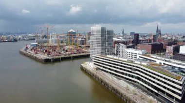 Limandaki Hamburg 'daki modern Harbour City bölgesinde hava manzarası