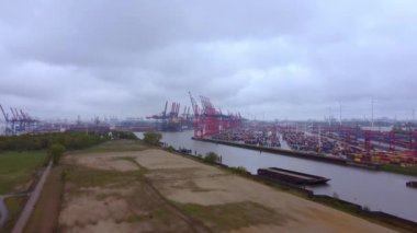 Hamburg Limanı 'ndaki konteyner terminali.