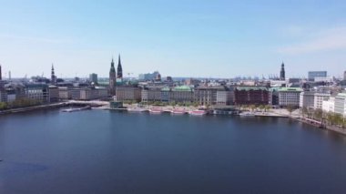Hamburg 'un güzel şehir merkezinde Alster Nehri Gölü