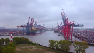 Hamburg Limanı 'ndaki konteyner terminali.