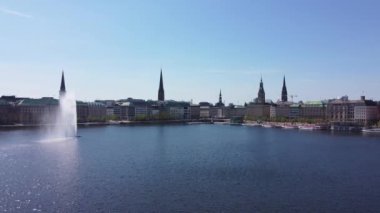 Hamburg 'un güzel şehir merkezinde Alster Nehri Gölü