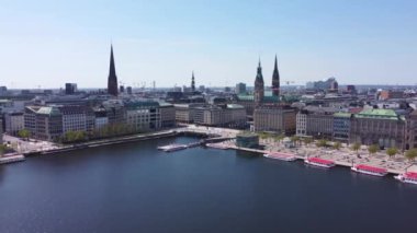 Hamburg 'un güzel şehir merkezinde Alster Nehri Gölü
