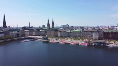 Ünlü Jungfernstieg bölgesiyle Hamburg 'un güzel şehir merkezi.