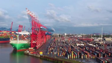 Hamburg limanında büyük konteynır terminalleriyle uçuyor.