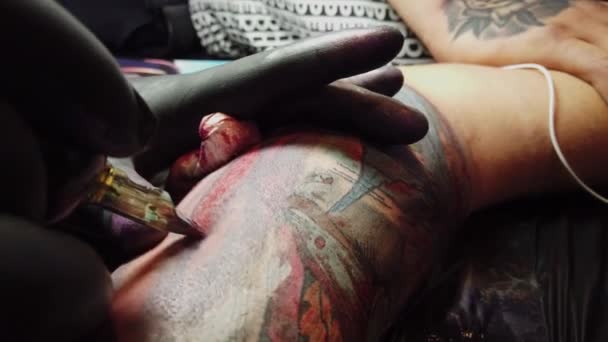 Transferencia de tinta debajo de la piel en un estudio de tatuajes - vista de cerca sobre un tatuaje — Vídeos de Stock