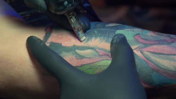 Tatuering på armen - tatuering i ateljé — Stockvideo