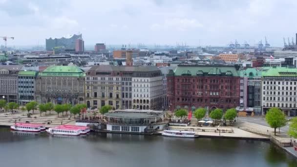 Het prachtige centrum van Hamburg met het Alster River meer — Stockvideo