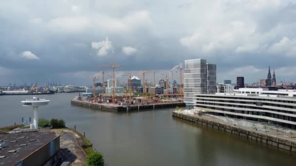 Uitzicht vanuit de lucht over de moderne havenstad in Hamburg in de haven — Stockvideo