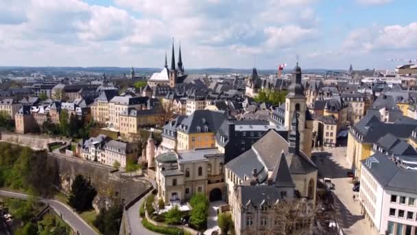 Die historischen Gebäude der Stadt Luxemburg von oben — Stockvideo