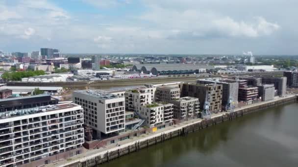 Vista aérea sobre el moderno distrito de Harbour City en Hamburgo en el puerto — Vídeo de stock