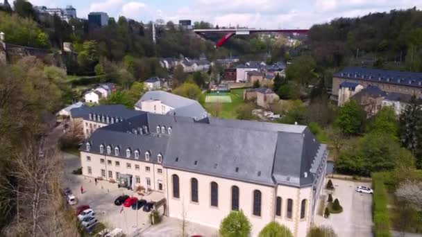 Die historischen Gebäude der Stadt Luxemburg von oben — Stockvideo