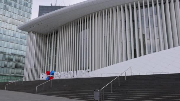 Luxembourg Philharmonie Concert Hall - arquitectura moderna - LUXEMBURG CITY, LUXEMBURG - 30 DE ABRIL DE 2021 — Vídeo de stock