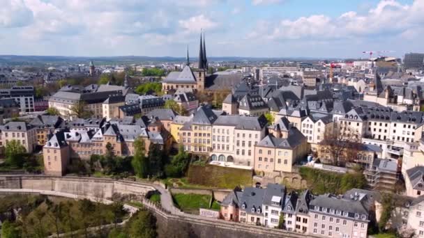 Luftaufnahme über die Stadt Luxemburg mit ihrer schönen Altstadt — Stockvideo