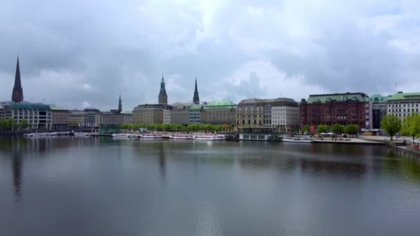 Hamburg 'un güzel şehir merkezinde Alster Nehri Gölü — Stok video