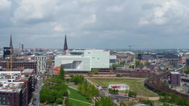Vista aérea sobre el moderno distrito de Harbour City en Hamburgo en el puerto — Vídeos de Stock