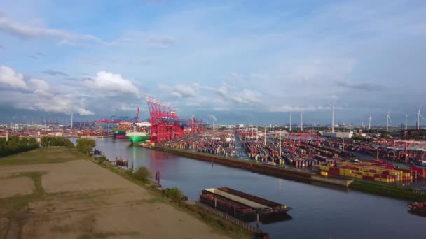 Volo sopra il porto di Amburgo con i suoi enormi container terminal — Video Stock